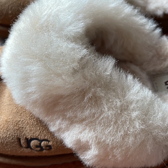 UGG slippers, great condition, my daughter wore these only a few times. Size 3 - Picture 2 of 7